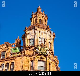 Die Fassade von Harrods, dem berühmten Londoner Luxuskaufhaus, das das größte seiner Art in Europa ist Stockfoto