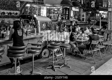 Bangkok Night .Street Szene in der Nacht mit umgebauten Volkswagen für Getränke an Straßenrand Kunden. Thailand Schwarz-Weiß-Fotografie Stockfoto