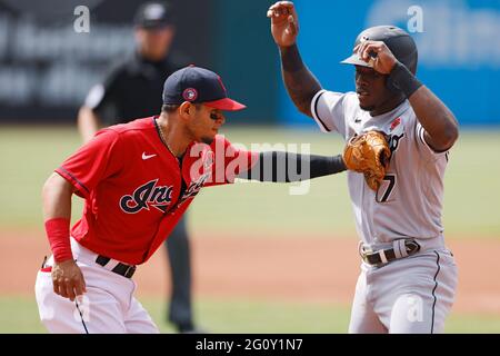 CLEVELAND, OH - MAI 31: Tim Anderson (7) von der Chicago White Sox wird von Cesar Hernandez (7) von den Cleveland Indians während eines Spiels bei Progr markiert Stockfoto