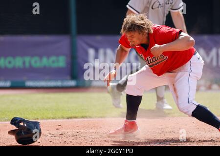 CLEVELAND, OH - MAI 31: Josh Naylor (22) von den Cleveland Indians feiert nach einem Lauf während eines Spiels gegen die Chicago White Sox bei Programm Stockfoto