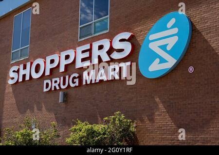 Ottawa, Ontario, Kanada - 31. Mai 2021: Das Logo für Shopper Drug Mart ist an einer Backsteinmauer in der Merivale Mall angebracht. Stockfoto