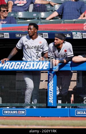 CLEVELAND, OH - MAI 31: Tim Anderson (7) und Billy Hamilton (0) von der Chicago White Sox schauen während eines Spiels gegen die Cleveland Indians bei Programm an Stockfoto