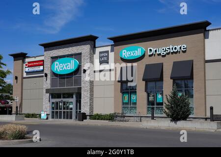 Ottawa, Ontario, Kanada - 31. Mai 2021: Eine Rexall-Drogerie-Apotheke und ein Einzelhandelsgeschäft an der Merivale Road. Stockfoto