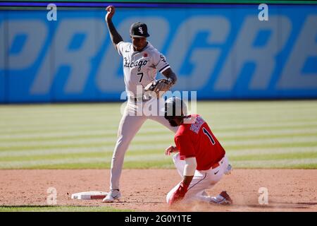 CLEVELAND, OH - MAI 31: Tim Anderson (7) von der Chicago White Sox erreicht, um Amed Rosario (1) der Cleveland-Indianer auf einem Stück im zweiten Base du zu markieren Stockfoto