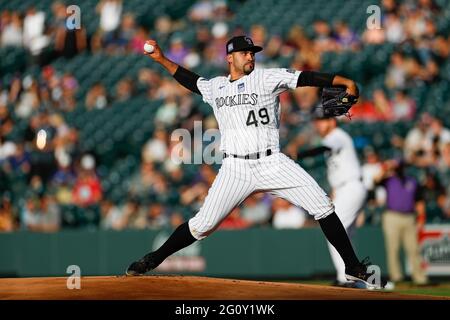 Colorado Rockies Pitcher Antonio Senzatela (49) wirft während eines MLB-Spiels in der regulären Saison gegen die Texas Rangers ein Spielfeld, Mittwoch, 2. Juni 2021, Stockfoto