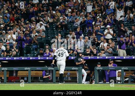 Colorado Rockies Pitcher Antonio Senzatela (49) verlässt das Spiel zu Applaus während eines MLB regulären Saison Spiel gegen die Texas Rangers, Mittwoch, J Stockfoto