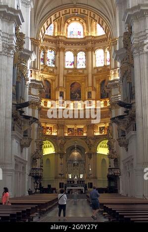 Innenraum der Kathedrale von Granada, Hauptschiff, Blick auf den Altar, Granada, Spanien Stockfoto