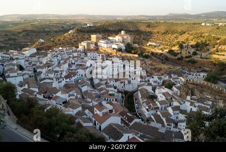 Setenil de las Bodegas, Andalusien, Spanien - Alte weiße Stadt mit Blick auf die landwirtschaftliche Landschaft im Hintergrund Stockfoto