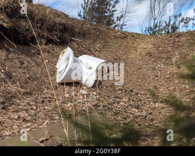 Toilettenmüll. Verschmutzung des Waldes durch Hausmüll auf die Natur. Ein Haufen Müll. Zerbrochene keramische Toilette in einem Sumpf mit anderem Müll weggeworfen.umweltverschmutzende Umwelt Konzept Stockfoto