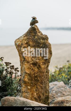 Gestapelte Kieselsteine am Strand bei Sonnenuntergang, Morro Bay State Park, Kalifornien Stockfoto