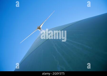 Windturbine im Hafen von Magdeburg in Deutschland von unten gesehen Stockfoto