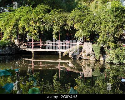 Suzhou, China - 30. Oktober 2017: Abend im Lingering Garden, einem der berühmten klassischen Gärten von Suzhou Stockfoto