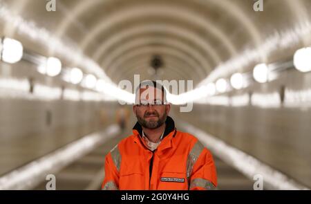 03. Juni 2021, Hamburg: Martin F. Bornhöft, Projektleiter für die Grundinstandsetzung des St. Pauli-Elbtunnels, steht im Ostrohr des Alten Elbtunnels. Es wird wahrscheinlich noch fünf Jahre dauern, bis Hamburg den Alten Elbtunnel wieder vollständig in Besitz nehmen kann. Nach der Wiedereröffnung der Oströhre vor zwei Jahren sollte dann auch die Weströhre, die seit 2019 repariert wird, fertig sein. Die Gesamtkosten für das jahrzehntelange Renovierungsprojekt sollten sich bis dahin auf 114 Millionen Euro belaufen, wie Finanzsenator Dressel bei einem Rundgang durch die Bauarbeiten sagte. (Dpa 'Renovat Stockfoto