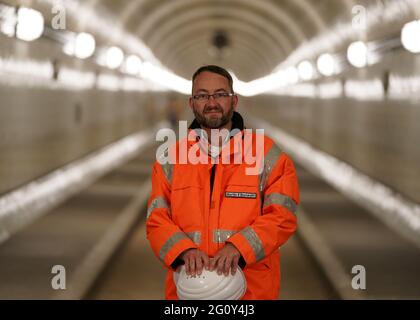 03. Juni 2021, Hamburg: Martin F. Bornhöft, Projektleiter für die Grundinstandsetzung des St. Pauli-Elbtunnels, steht im Ostrohr des Alten Elbtunnels. Es wird wahrscheinlich noch fünf Jahre dauern, bis Hamburg den Alten Elbtunnel wieder vollständig in Besitz nehmen kann. Nach der Wiedereröffnung der Oströhre vor zwei Jahren sollte dann auch die Weströhre, die seit 2019 repariert wird, fertig sein. Die Gesamtkosten für das jahrzehntelange Renovierungsprojekt sollten sich bis dahin auf 114 Millionen Euro belaufen, wie Finanzsenator Dressel bei einem Rundgang durch die Bauarbeiten sagte. (Dpa 'Renovat Stockfoto