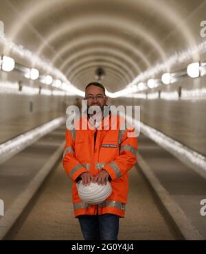 03. Juni 2021, Hamburg: Martin F. Bornhöft, Projektleiter für die Grundinstandsetzung des St. Pauli-Elbtunnels, steht im Ostrohr des Alten Elbtunnels. Es wird wahrscheinlich noch fünf Jahre dauern, bis Hamburg den Alten Elbtunnel wieder vollständig in Besitz nehmen kann. Nach der Wiedereröffnung der Oströhre vor zwei Jahren sollte dann auch die Weströhre, die seit 2019 repariert wird, fertig sein. Die Gesamtkosten für das jahrzehntelange Renovierungsprojekt sollten sich bis dahin auf 114 Millionen Euro belaufen, wie Finanzsenator Dressel bei einem Rundgang durch die Bauarbeiten sagte. (Dpa 'Renovat Stockfoto