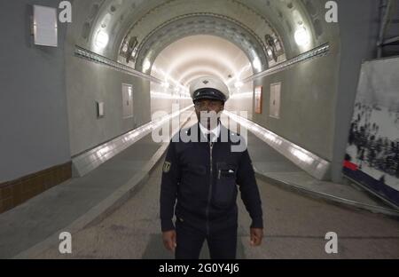 03. Juni 2021, Hamburg: Tunnelvorgesetzter Anyars Salam steht in der Oströhre des Alten Elbtunnels. Anyars arbeitet seit zehn Jahren im Alten Elbtunnel als Tunnelvorgesetzter. Es wird wohl noch fünf Jahre dauern, bis Hamburg den Alten Elbtunnel wieder vollständig in Besitz nehmen kann. Nach der Wiedereröffnung der Oströhre vor zwei Jahren sollte dann auch die Weströhre, die seit 2019 repariert wird, fertig sein. Die Gesamtkosten für das jahrzehntelange Renovierungsprojekt sollten sich bis dahin auf 114 Millionen Euro belaufen, wie Finanzsenator Dressel bei einem Baurundgang sagte Stockfoto