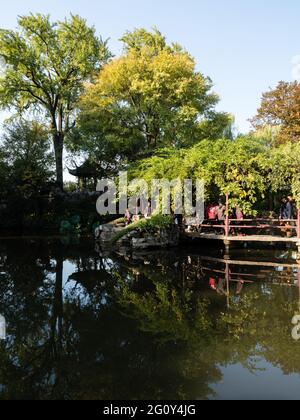 Suzhou, China - 30. Oktober 2017: Abend im Lingering Garden, einem der berühmten klassischen Gärten von Suzhou Stockfoto