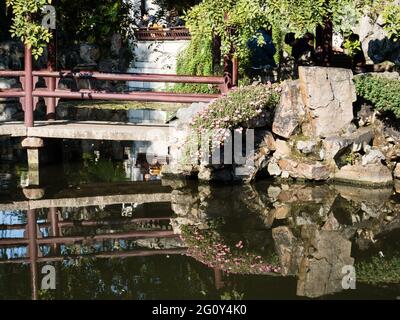 Suzhou, China - 30. Oktober 2017: Abend im Lingering Garden, einem der berühmten klassischen Gärten von Suzhou Stockfoto