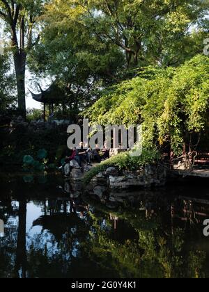 Suzhou, China - 30. Oktober 2017: Abend im Lingering Garden, einem der berühmten klassischen Gärten von Suzhou Stockfoto