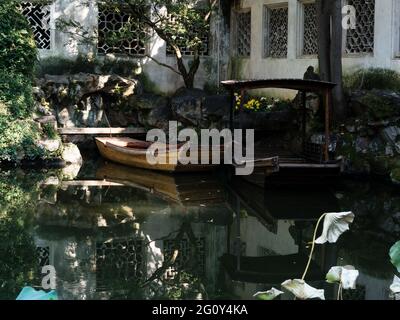 Suzhou, China - 30. Oktober 2017: Abend im Lingering Garden, einem der berühmten klassischen Gärten von Suzhou Stockfoto