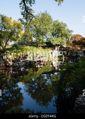 Suzhou, China - 30. Oktober 2017: Abend im Lingering Garden, einem der berühmten klassischen Gärten von Suzhou Stockfoto