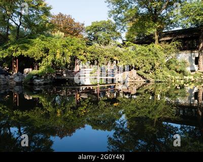 Suzhou, China - 30. Oktober 2017: Abend im Lingering Garden, einem der berühmten klassischen Gärten von Suzhou Stockfoto