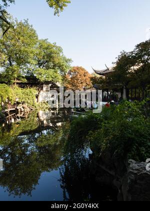 Suzhou, China - 30. Oktober 2017: Abend im Lingering Garden, einem der berühmten klassischen Gärten von Suzhou Stockfoto