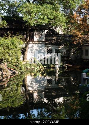 Suzhou, China - 30. Oktober 2017: Abend im Lingering Garden, einem der berühmten klassischen Gärten von Suzhou Stockfoto