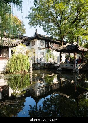 Suzhou, China - 30. Oktober 2017: Abend im Lingering Garden, einem der berühmten klassischen Gärten von Suzhou Stockfoto