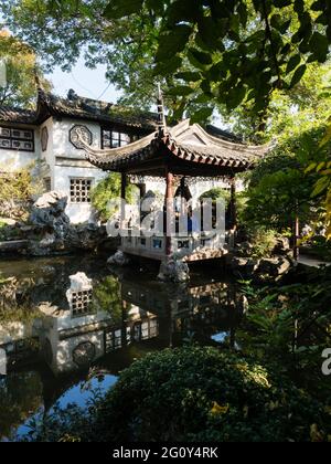 Suzhou, China - 30. Oktober 2017: Abend im Lingering Garden, einem der berühmten klassischen Gärten von Suzhou Stockfoto