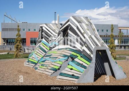 Kletterwand auf einem natürlichen Spielplatz, der das Thema „Wasserscheide“ darstellt und zeigt, wie sich das Wasser von den Bergen in die Feuchtgebiete bewegt. Stockfoto