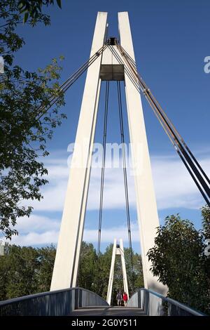 Die Eric Harvie Brücke über den Bow River verbindet den Sue Higgins Park mit dem Carburn Park im Südosten von Calgary. Stockfoto