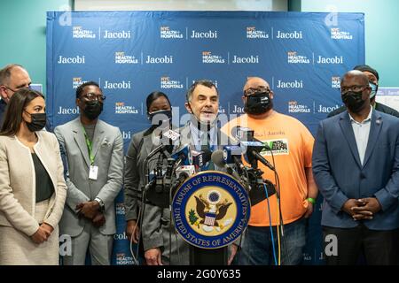 New York, NY - 3. Juni 2021: Dr. Mitchell Katz, Präsident und CEO von NYC Health PLUS Hospitals, spricht während der Pressekonferenz mit Chuck Schumer, dem Mehrheitsführer des Senats, und den Vertretern von Alexandria Ocasio-Cortez und Jamaal Bowman am Jacobi Hospital Stockfoto