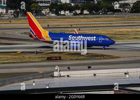 Die A Southwest 737 biegt an der 30R nach rechts ab und führt mit dem Taxi zum Gate. Stockfoto