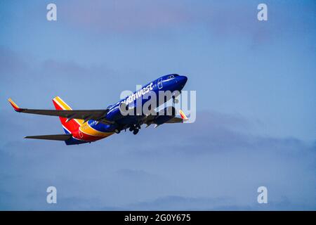 Eine südwestliche Boeing 737 brüllt durch den Himmel, als sie vom Flughafen San Jose abhebt. Stockfoto