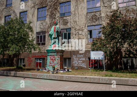 Toronto, Kanada. Juni 2021. Die Statue wurde in roter Farbe übergossen.215 Schuhe wurden um die Statue von Egerton Ryerson auf dem Campus der Ryerson University als Gedenkstätte gelegt und nach der Entdeckung von 215 Leichen von Studenten aus Wohnschulen in Kamloops, British Columbia, an einem Massengrab verwüstet. Egerton Ryerson war ein ursprünglicher Architekt des Wohnschulsystems. (Foto: Shawn Goldberg/SOPA Images/Sipa USA) Quelle: SIPA USA/Alamy Live News Stockfoto