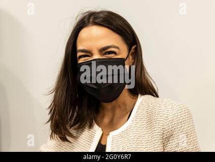 New York, Usa. Juni 2021. DIE u. S.-Vertreterin Alexandria Ocasio-Cortez nimmt am 3. Juni 2021 an der Pressekonferenz mit Chuck Schumer, dem Mehrheitsführer des Senats, und der Vertreterin Jamaal Bowman im Jacobi Hospital in New York, NY, Teil. Sowohl Bowman als auch Ocasio-Cortez beantragten die Finanzierung von Jacobis „Stand Up to Violence“ (SUV) im Rahmen ihrer ‘Community Project Funding“-Anträge. Die Mittel würden verwendet, um dem Programm eine Komponente für psychische Gesundheitsdienste hinzuzufügen. (Foto von Lev Radin/Sipa USA) Quelle: SIPA USA/Alamy Live News Stockfoto