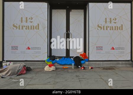 London (UK), 2 MJuni 2021: Straßenobdachlose, die bei Tageslicht auf den Straßen von London schlafen Stockfoto