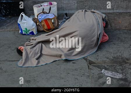 London (UK), 2 MJuni 2021: Straßenobdachlose, die bei Tageslicht auf den Straßen von London schlafen Stockfoto