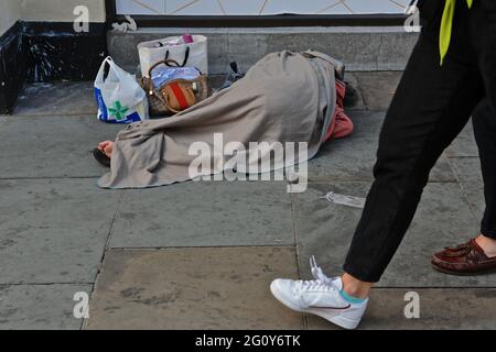 London (UK), 2 MJuni 2021: Straßenobdachlose, die bei Tageslicht auf den Straßen von London schlafen Stockfoto