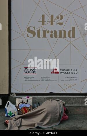 London (UK), 2 MJuni 2021: Straßenobdachlose, die bei Tageslicht auf den Straßen von London schlafen Stockfoto