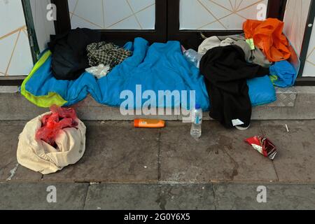 London (UK), 2 MJuni 2021: Straßenobdachlose, die bei Tageslicht auf den Straßen von London schlafen Stockfoto