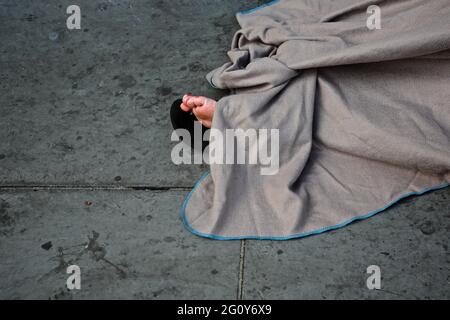 London (UK), 2 MJuni 2021: Straßenobdachlose, die bei Tageslicht auf den Straßen von London schlafen Stockfoto