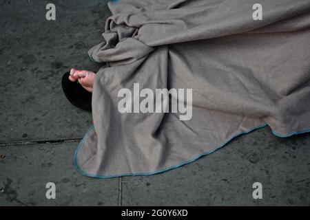 London (UK), 2 MJuni 2021: Straßenobdachlose, die bei Tageslicht auf den Straßen von London schlafen Stockfoto