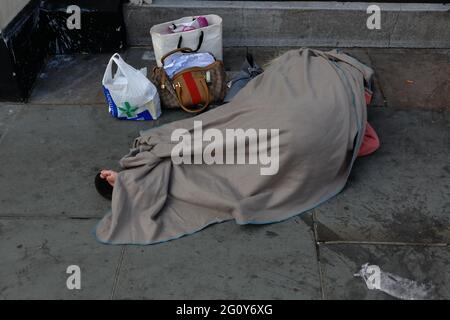 London (UK), 2 MJuni 2021: Straßenobdachlose, die bei Tageslicht auf den Straßen von London schlafen Stockfoto