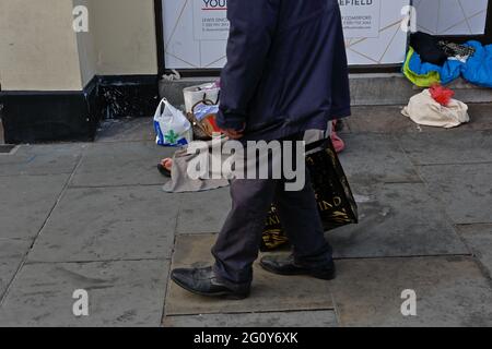 London (UK), 2 MJuni 2021: Straßenobdachlose, die bei Tageslicht auf den Straßen von London schlafen Stockfoto