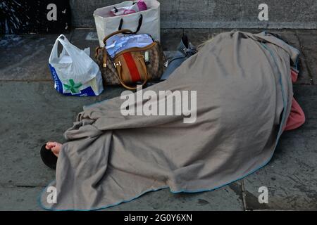 London (UK), 2 MJuni 2021: Straßenobdachlose, die bei Tageslicht auf den Straßen von London schlafen Stockfoto