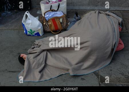 London (UK), 2 MJuni 2021: Straßenobdachlose, die bei Tageslicht auf den Straßen von London schlafen Stockfoto