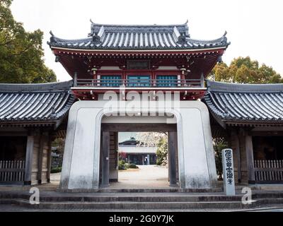 Tokushima, Japan - 2. April 2018: Eingang zu Anrakuji, Tempel Nummer 6 der Shikoku-Pilgerfahrt Stockfoto