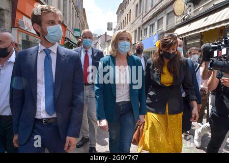 Die Präsidentin der rechtsextremen Partei Rassemblement National (RN), Marine Le Pen, begab sich am 3. Juni 2021 in Saint-Chamond, Frankreich, auf einen Rundgang mit dem Kandidaten von RN in der Region der Auvergne Rhone Alpes für die bevorstehenden Regionalwahlen in Saint-Chamond, Frankreich. Foto von Julien Reynaud/APS-Medias/ABACAPRESS.COM Stockfoto